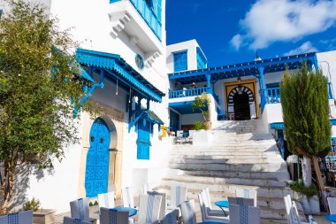 Cityscape tipik beyaz mavi renkli evler tatil beldesi Sidi Bou Said ile. Tunus, Kuzey Afrika.