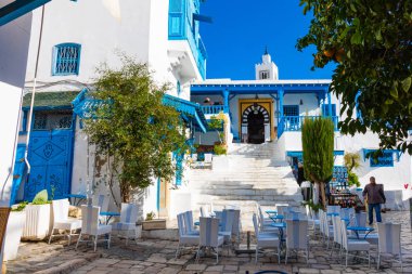 Sidi Bou Said, Tunus - 11 Aralık 2018: Cityscape tipik beyaz mavi renkli evler tatil beldesi Sidi Bou Said ile. Tunus.