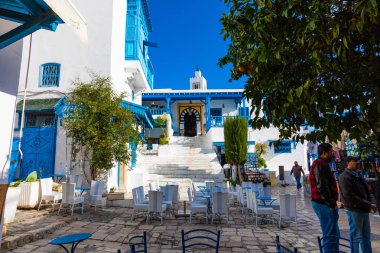 Sidi Bou Said, Tunus - 11 Aralık 2018: Cityscape tipik beyaz mavi renkli evler tatil beldesi Sidi Bou Said ile. Tunus.