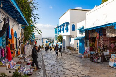 Sidi Bou Said, Tunus - 11 Aralık 2018: Cityscape tipik beyaz mavi renkli evler tatil beldesi Sidi Bou Said ile. Tunus.