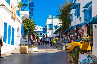 Sidi Bou Said, Tunus - 11 Aralık 2018: Cityscape tipik beyaz mavi renkli evler tatil beldesi Sidi Bou Said ile. Tunus.