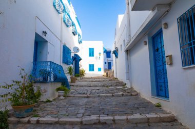 Cityscape tipik beyaz mavi renkli evler tatil beldesi Sidi Bou Said ile. Tunus, Kuzey Afrika.