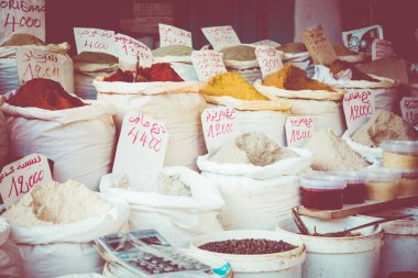 Baharat geleneksel sokak piyasada. Sousse Medine'de. Ortaçağ kenti. Tunus