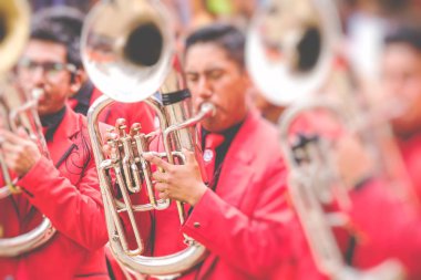 Bolivya: Oruro karnavalında dansçılar. Seçici odak.
