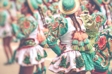 Bolivya: Oruro karnavalında dansçılar. Seçici odak.