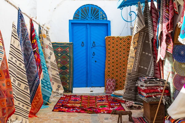 Geleneksel Tunesian Halılar Mavi Tatil Beldesi Sidi Bou Said Duvarlarda — Stok fotoğraf