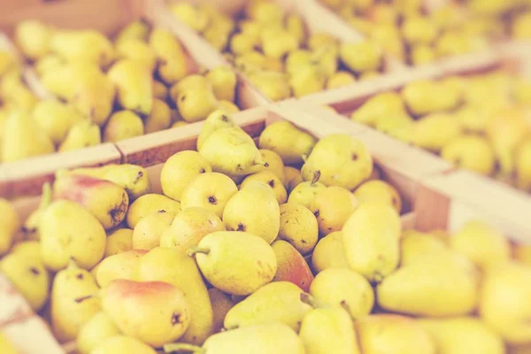 Fresh Bartlett Pears Display Farmer Market Selective Focus — Stock Photo, Image