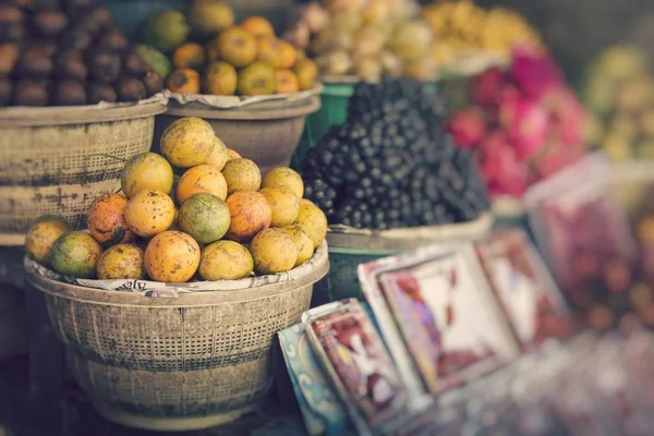 巴厘岛村里的露天水果市场 选择性对焦 — 图库照片