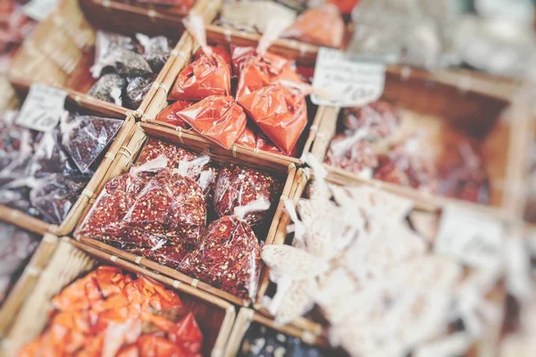 Традиционные Итальянские Красочные Специи Местном Рынке Селективный Фокус — стоковое фото
