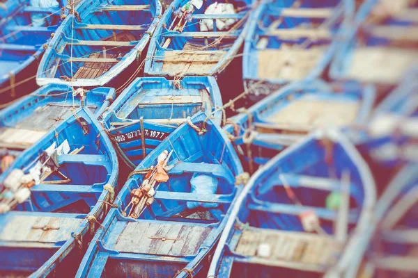 モロッコで青い漁船 エッサウィラ モロッコのポートで青い漁船がたくさん 選択と集中 — ストック写真
