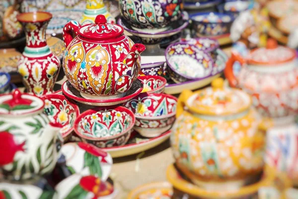 Teller Und Töpfe Auf Einem Straßenmarkt Usbekistan Selektiver Fokus — Stockfoto