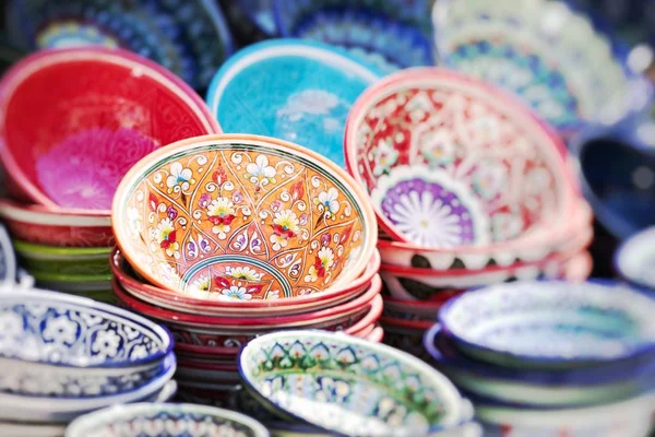乌兹别克斯坦街头市场上的盘子和锅 选择性对焦 — 图库照片