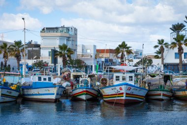 Mahdia, Tunisia - 15 Aralık 2018: Bir balıkçı limanı Mahdia, Tunus tekneler.