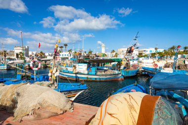 Mahdia, Tunisia - 15 Aralık 2018: Bir balıkçı limanı Mahdia, Tunus tekneler.