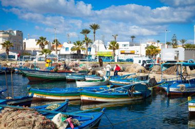 Mahdia, Tunisia - 15 Aralık 2018: Bir balıkçı limanı Mahdia, Tunus tekneler.