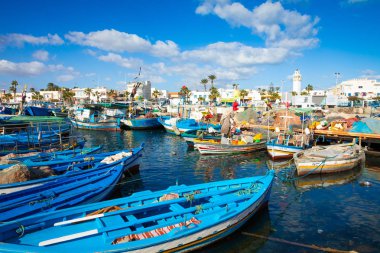 Mahdia, Tunisia - 15 Aralık 2018: Bir balıkçı limanı Mahdia, Tunus tekneler.