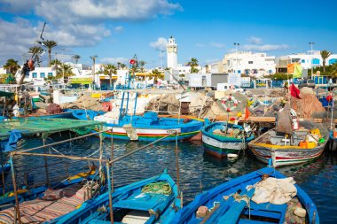 Mahdia, Tunisia - 15 Aralık 2018: Bir balıkçı limanı Mahdia, Tunus tekneler.