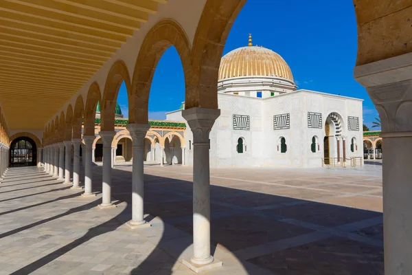 Habib Bourgiba anıtı, Tunus Cumhuriyeti 'nin ilk cumhurbaşkanı. Manastır