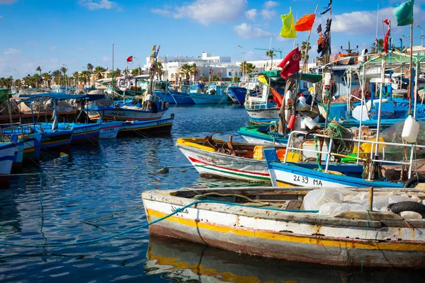 Mahdia, Tunisia - 15 Aralık 2018: Bir balıkçı limanı Mahdia, Tunus tekneler.