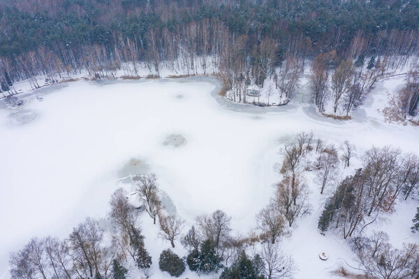 Вид с воздуха на замерзшее озеро. Зимний пейзаж. Пейзаж фото, сделанное с беспилотником над зимней страной чудес. Польша
.