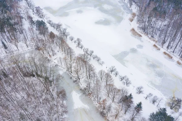 凍った湖の空撮 冬の風景です 冬のワンダーランドの上ドローンで撮影した風景写真 ポーランド — ストック写真
