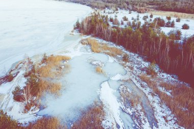 Donmuş gölün havadan görünümü. Kış manzarası. Kış Harikalar Diyarı yukarıda drone ile yakalanan Peyzaj fotoğraf.