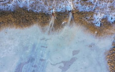 Donmuş gölün havadan görünümü. Kış manzarası. Kış Harikalar Diyarı yukarıda drone ile yakalanan Peyzaj fotoğraf.
