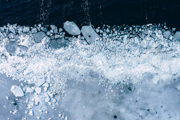Ледниковая лагуна с айсбергами сверху. Вид с воздуха. Расколотый лед с беспилотника. Концепция фоновой текстуры
.