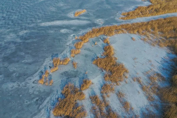 凍った湖の空撮 冬の風景です 冬のワンダーランドの上ドローンで撮影した風景写真 — ストック写真