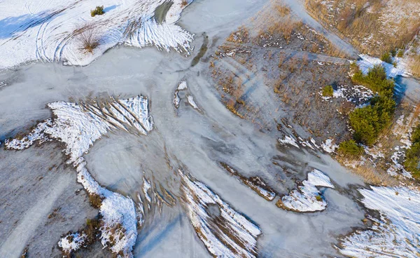 凍った湖の空撮 冬の風景です 冬のワンダーランドの上ドローンで撮影した風景写真 — ストック写真