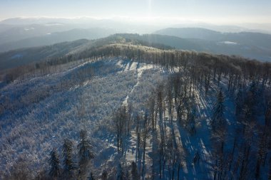Silesian Beskids dağlarda kış manzarası. Rownica, Ustron görünümden. Yukarıdan görüntüleyin. Manzara fotoğraf drone ile ele geçirdi. Polonya, Avrupa. 