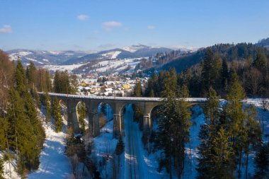 Silesian Beskids dağlarda kış manzarası. Railwai Viyadüğü Wisla Glebce içinde. Havadan görünümü yukarıdaki. Manzara fotoğraf drone ile ele geçirdi. Polonya, Avrupa. 
