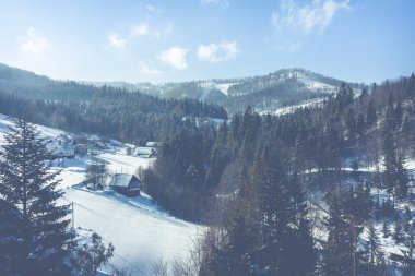 Silesian Beskids dağlarda kış manzarası. Yukarıdan görüntüleyin. Manzara fotoğraf drone ile ele geçirdi. Polonya, Avrupa. 