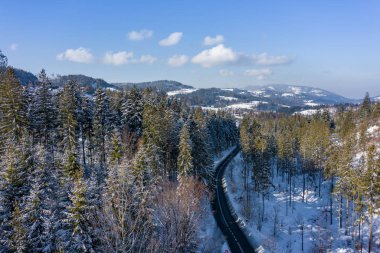 Silesian Beskids dağlarda kış manzarası. Yukarıdan görüntüleyin. Manzara fotoğraf drone ile ele geçirdi. Polonya, Avrupa. 