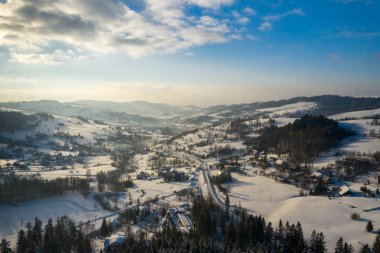 Silesian Beskids dağlarda kış manzarası. Yukarıdan görüntüleyin. Manzara fotoğraf drone ile ele geçirdi. Polonya, Avrupa. 