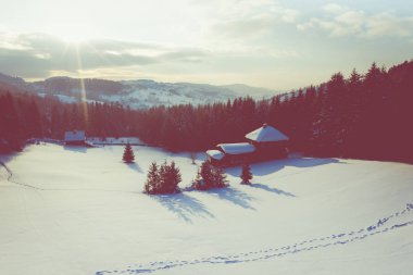 Silesian Beskids dağlarda kış manzarası. Yukarıdan görüntüleyin. Manzara fotoğraf drone ile ele geçirdi. Polonya, Avrupa. 