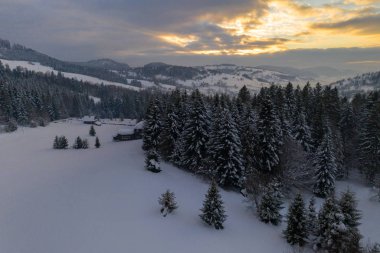 Silesian Beskids dağlarda kış manzarası. Yukarıdan görüntüleyin. Manzara fotoğraf drone ile ele geçirdi. Polonya, Avrupa. 
