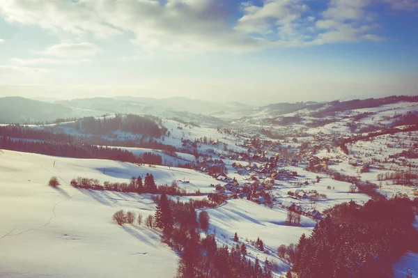 Silesian Beskids dağlarda kış manzarası. Yukarıdan görüntüleyin. Manzara fotoğraf drone ile ele geçirdi. Polonya, Avrupa. 