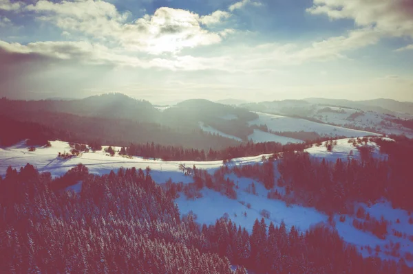 Silesian Beskids dağlarda kış manzarası. Yukarıdan görüntüleyin. Manzara fotoğraf drone ile ele geçirdi. Polonya, Avrupa. 