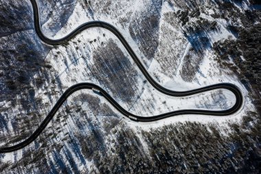 Karda Curvy rüzgarlı road orman, hava görünümünü en iyi kapalı. Kış manzarası. 