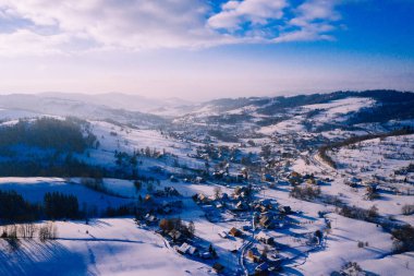 Silesian Beskids dağlarda kış manzarası. Yukarıdan görüntüleyin. Manzara fotoğraf drone ile ele geçirdi. Polonya, Avrupa. 