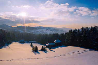 Silesian Beskids dağlarda kış manzarası. Yukarıdan görüntüleyin. Manzara fotoğraf drone ile ele geçirdi. Polonya, Avrupa. 