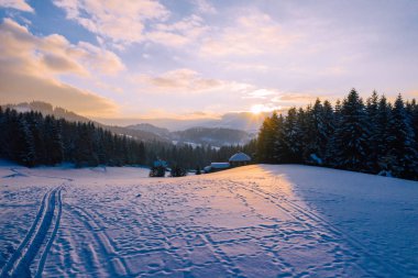 Silesian Beskids dağlarda kış manzarası. Yukarıdan görüntüleyin. Manzara fotoğraf drone ile ele geçirdi. Polonya, Avrupa. 
