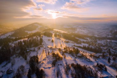 Silesian Beskids dağlarda kış manzarası. Yukarıdan görüntüleyin. Manzara fotoğraf drone ile ele geçirdi. Polonya, Avrupa. 