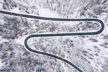 Karda Curvy rüzgarlı road orman, hava görünümünü en iyi kapalı. Kış manzarası. 