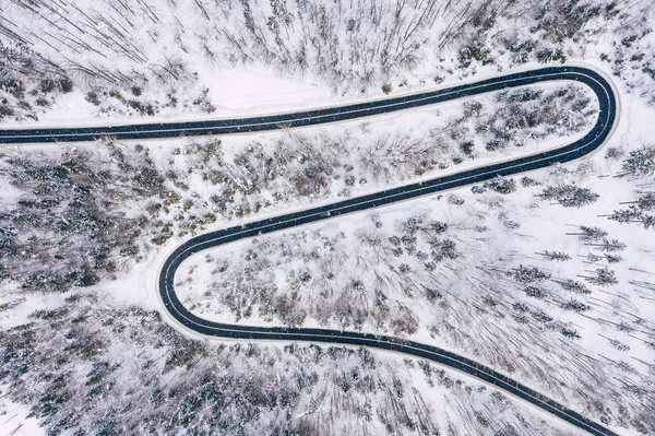 Поворотная Ветреная Дорога Заснеженном Лесу Вид Сверху Вниз Воздуха Зимний — стоковое фото