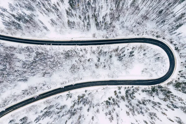 Bochtige Winderige Weg Sneeuw Bedekt Bos Top Luchtfoto Winterlandschap — Stockfoto