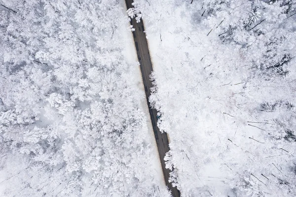Вид Воздуха Зимнюю Красивую Ландшафтную Дорогу Деревьями Покрытыми Инеем Снегом — стоковое фото