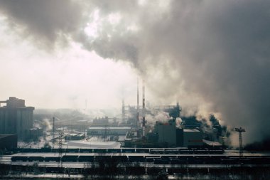 Havadan görünümü modern kombine ısı ve enerji santrali. Duman baca. Ağır sanayi yukarıdan. Polonya güç ve yakıt üretimi.