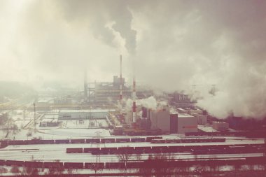 Havadan görünümü modern kombine ısı ve enerji santrali. Duman baca. Ağır sanayi yukarıdan. Polonya güç ve yakıt üretimi.